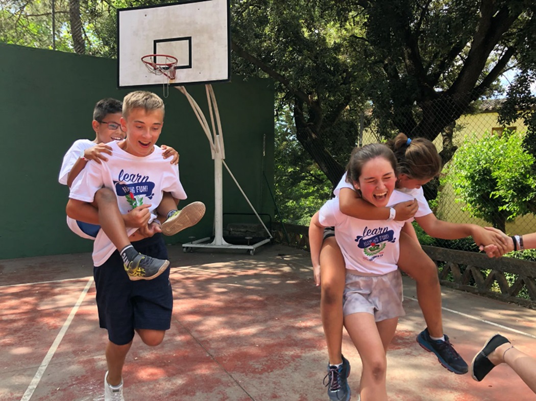 Campamentos niños jugando